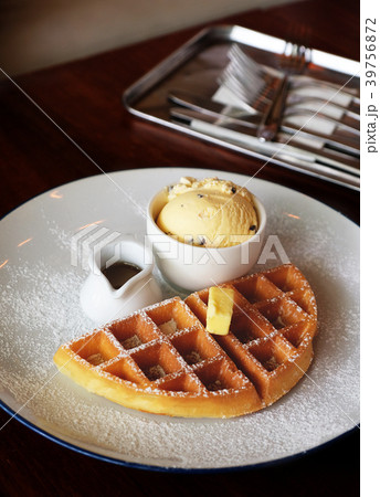 Butter waffle with honey sauce and ice cream vanil 39756872