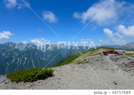 北アルプス　槍ヶ岳・穂高連峰と蝶ヶ岳ヒュッテ 39757089