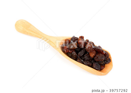 raisin on wood scoop isolated on white background 39757292