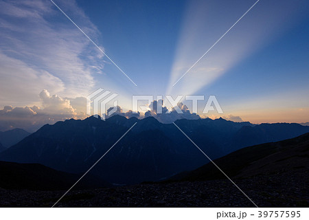 北アルプス　槍ヶ岳・穂高連峰と薄明光線 39757595