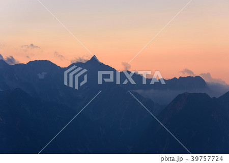 北アルプス　夕暮れ時の槍ヶ岳 39757724