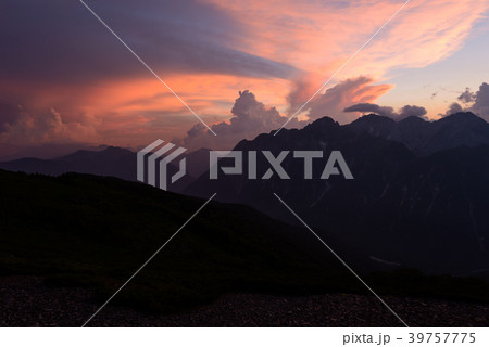 北アルプス 夕暮れ時の穂高連峰 北アルプス 夕暮れ時の穂高連峰 39757775