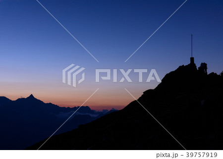 北アルプス 夕暮れ時の槍ヶ岳と蝶ヶ岳の羅針盤 北アルプス 夕暮れ時の槍ヶ岳と蝶ヶ岳の羅針盤 39757919