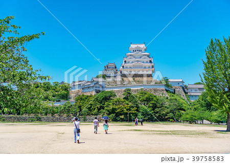 Himeji Castle and tourists, white Heron castle Himeji Castle and tourists, white Heron castle 39758583