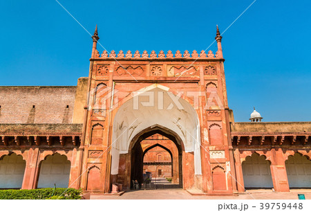 Defensive walls of Agra Fort. UNESCO heritage site 39759448