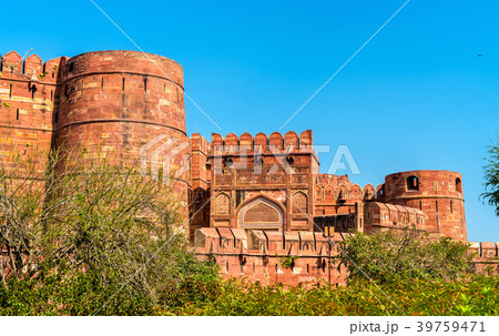Defensive walls of Agra Fort. UNESCO heritage site Defensive walls of Agra Fort. UNESCO heritage site 39759471