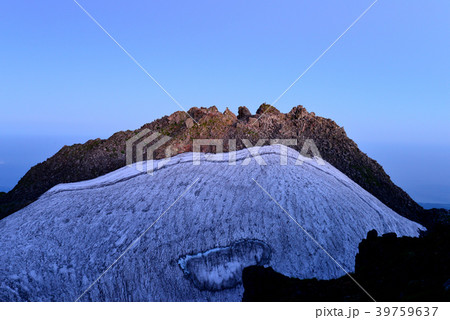 朝焼けの鳥海山「新山」 39759637
