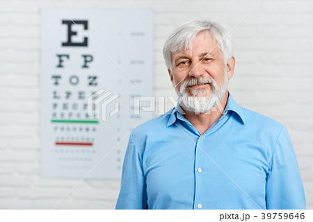 Old patient staying in front of visual inspection 39759646