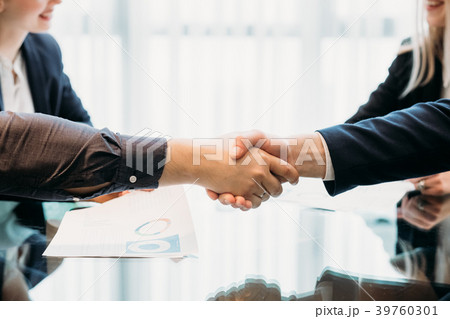 close seal deal business partner shaking hands close seal deal business partner shaking hands 39760301