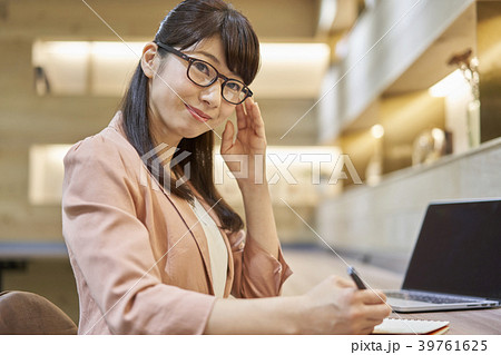 ビジネス 女性 ビジネス 女性 39761625