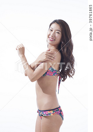 ビキニ姿の若い女性　日差し 39761865
