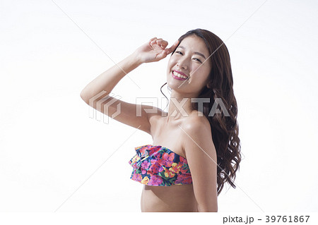 ビキニ姿の若い女性　日差し 39761867
