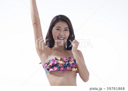 ビキニ姿の若い女性　日差し 39761868
