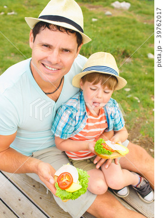 Family on a picnic in the mountains 39762017