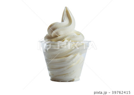 Vanilla ice cream in plastic take away glass 39762415