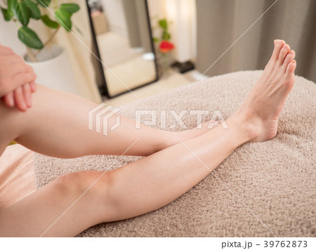 脱毛後のすべすべの足イメージの写真素材