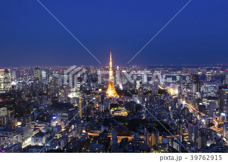 六本木からみた東京タワーのある夜景 六本木からみた東京タワーのある夜景 39762915