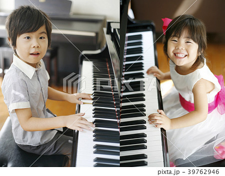 ピアノを弾く子供 ピアノを弾く子供 39762946