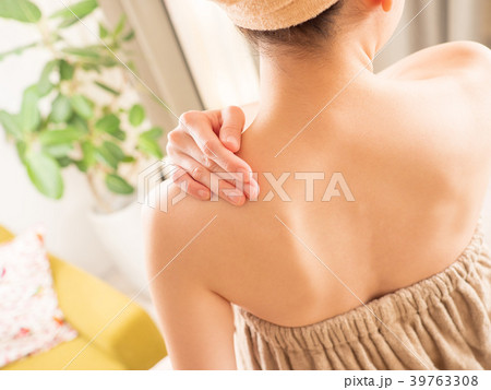 背中のスキンケアを気にする女性のイメージ 39763308