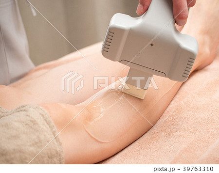 ふくらはぎの光脱毛を受けるイメージ 39763310