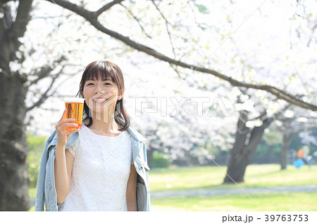 お花見する女性 お花見する女性 39763753