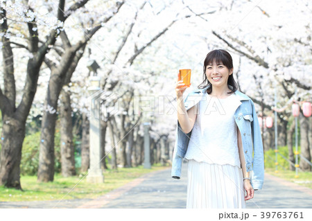 お花見する女性 お花見する女性 39763761
