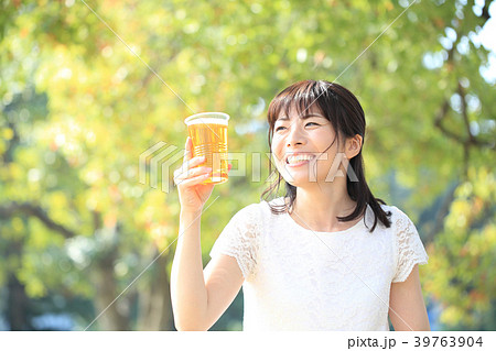公園でビールを飲む女性 公園でビールを飲む女性 39763904