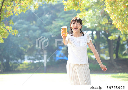 公園でビールを飲む女性 39763996