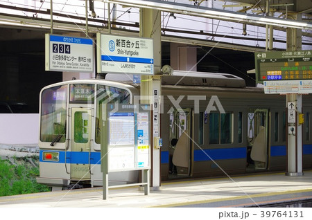 新百合ヶ丘駅に停車する小田急線 39764131