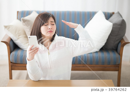 くつろぐ女性・スマホ・ソファ 39764262