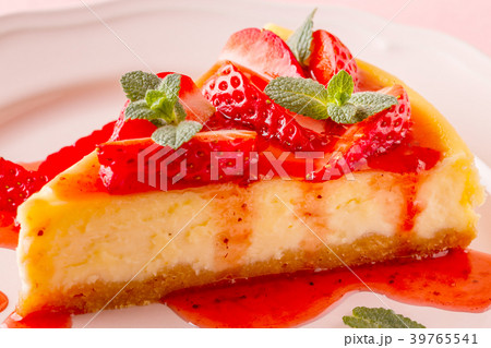 Delicious homemade cheesecake with strawberries. 39765541