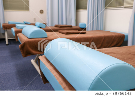 治療院のベッド 39766142