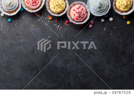 Sweet cupcakes 39767529