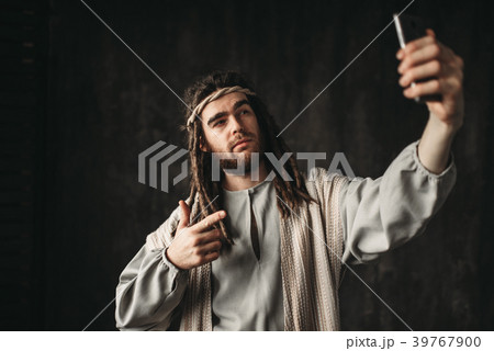 Man in the image of Jesus Christ makes selfie 39767900
