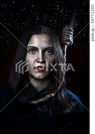 woman with noose 39771202