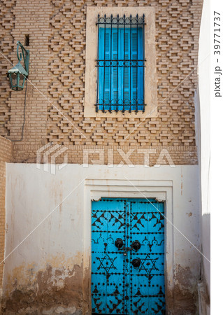 Traditional entrance door of a house in Gafsa Traditional entrance door of a house in Gafsa 39771737