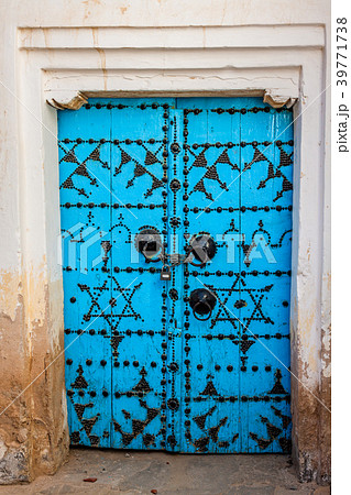 Traditional entrance door of a house in Gafsa Traditional entrance door of a house in Gafsa 39771738