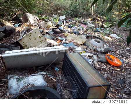 過疎地が狙われる不法投棄 39771812