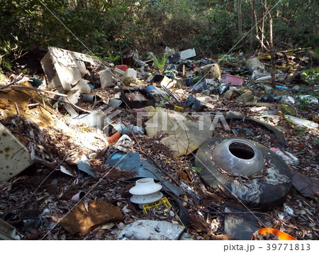 過疎地が狙われる不法投棄 39771813