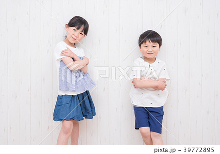 ポーズを決める子供 ポーズを決める子供 39772895