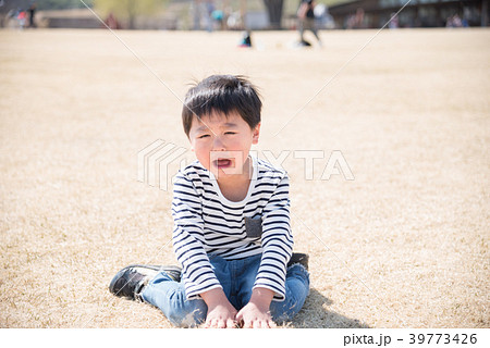 泣いている男の子の写真素材