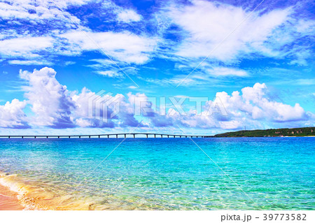 真夏の宮古島。与那覇前浜ビーチから見る来間大橋 39773582