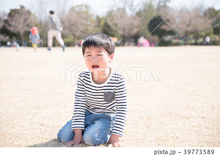 泣いている男の子 39773589