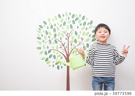 子供　木　男の子 39773596
