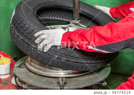 タイヤ交換 Replacement of the tire タイヤ交換 Replacement of the tire 39774214