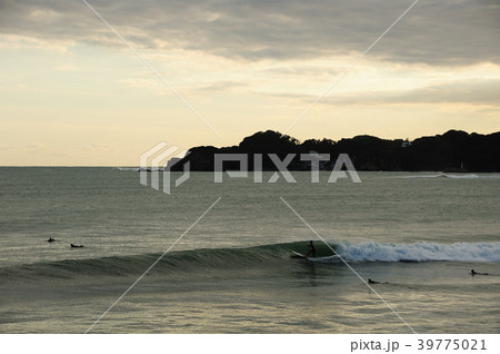 サーフィン風景 千葉県勝浦市 夕暮れ サーフィン風景 千葉県勝浦市 夕暮れ 39775021