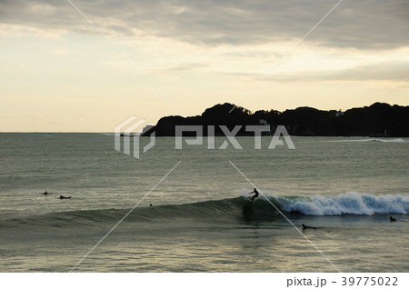 サーフィン風景　千葉県勝浦市　夕暮れ 39775022