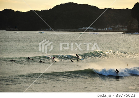 サーフィン風景 千葉県勝浦市 夕暮れ サーフィン風景 千葉県勝浦市 夕暮れ 39775023