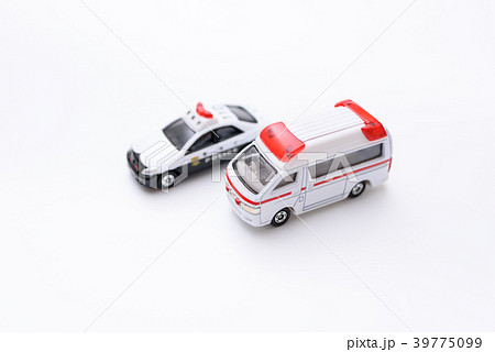 救急車とパトカー　白バック 39775099