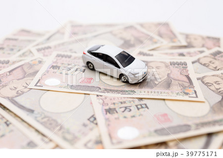 沢山の一万円と車のおもちゃ 車イメージ 沢山の一万円と車のおもちゃ 車イメージ 39775171